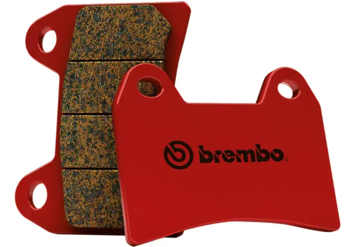 Pastillas sinterizadas Brembo rojas, listas para ofrecer un frenado potente y seguro en tu moto.