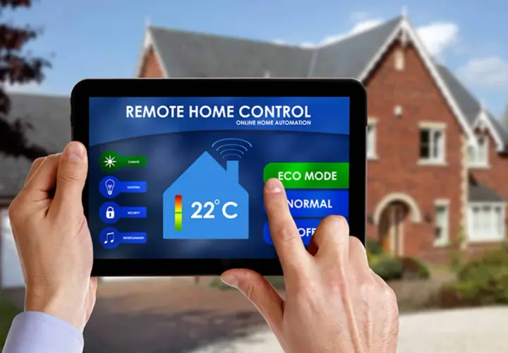 Controla tu hogar con domótica en casa sencilla. Una tablet muestra la interfaz para ajustar la temperatura, luces, seguridad y entretenimiento.