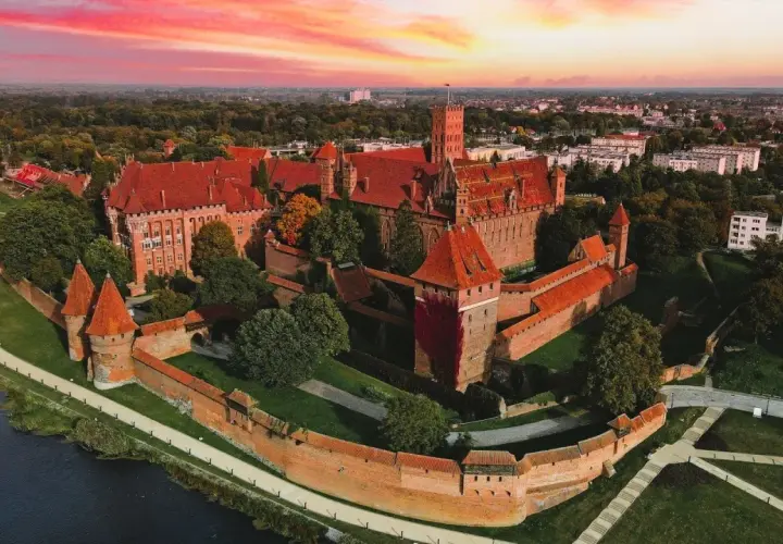 Imponujący zamek w Malborku o zachodzie słońca. Poznaj zamek w Malborku ciekawostki i jego potęgę.