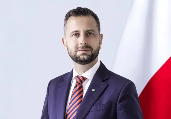 Władysław Kosiniak-Kamysz w garniturze i krawacie, na tle flagi Polski. Czyżby to początek romansu z polityką?