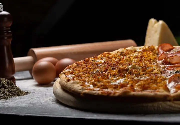 Ile kalorii ma pizza 32 cm? Sprawdź kaloryczność ulubionej pizzy!