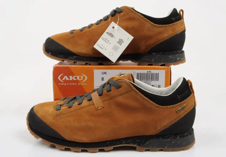 Brązowe buty trekkingowe Aku Bellamont z zamszu, z czarnymi elementami i podeszwą Vibram. Idealne na górskie wędrówki.