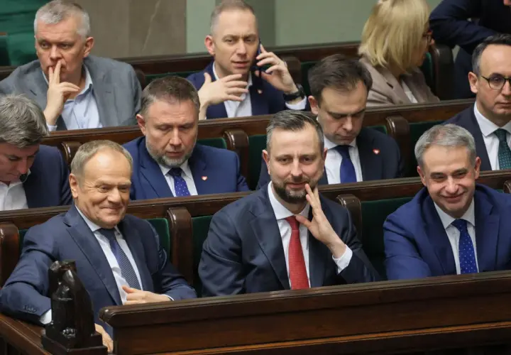 Posłowie w ławach sejmowych. Czy to początek spadku poparcia dla KO mimo pozycji lidera w marcu 2026?
