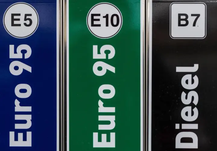 Trzy dystrybutory paliwa: Euro 95 E5, Euro 95 E10 benzyna, Diesel B7.