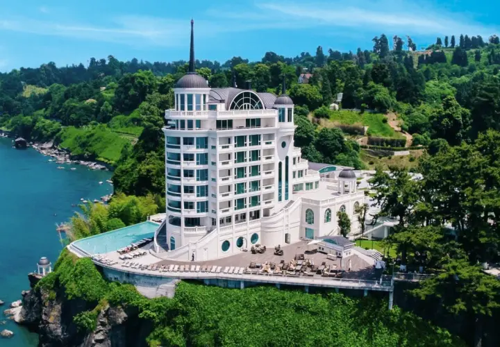 Luksusowy hotel na klifie nad Morzem Czarnym, idealne miejsce na wakacje all inclusive w Gruzji.