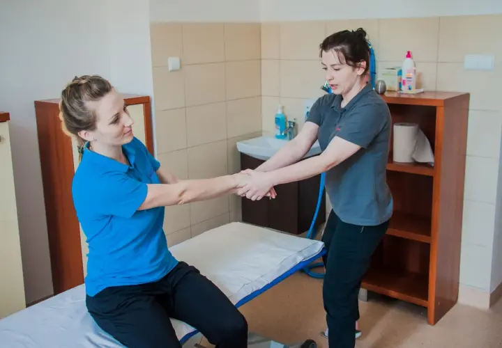 Rehabilitacja domowa: Jak zorganizować bez kolejek? NFZ/prywatnie