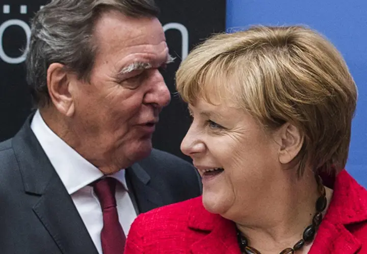 Gerhard Schröder und Angela Merkel im Gespräch. Vielleicht diskutieren sie über die **Pension** des ehemaligen **Bundeskanzlers**.