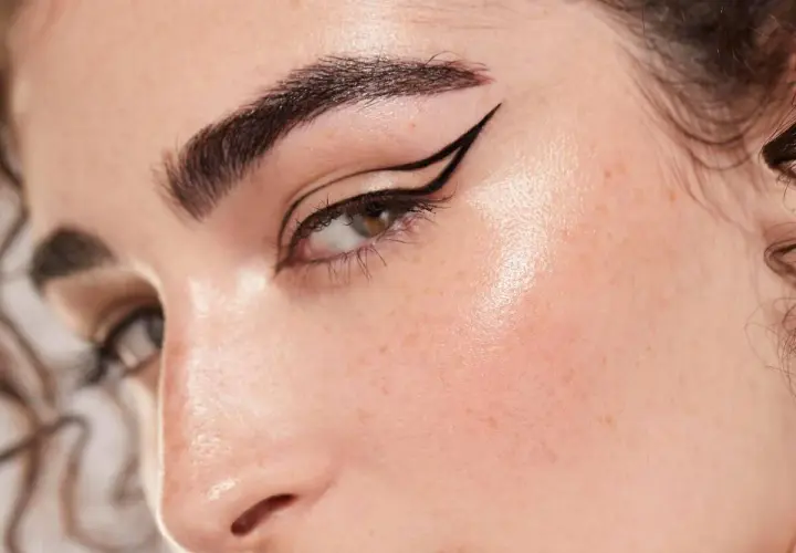 Ojo con delineado cat eye perfecto, cejas definidas y piel luminosa. Un look de maquillaje aesthetic que resalta la belleza natural.