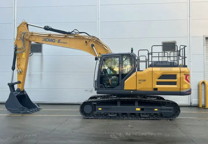 Żółta koparka gąsienicowa XCMG XE220E, gotowa do pracy na budowie. Idealna do ciężkich prac ziemnych, jak te oferowane na otomoto.