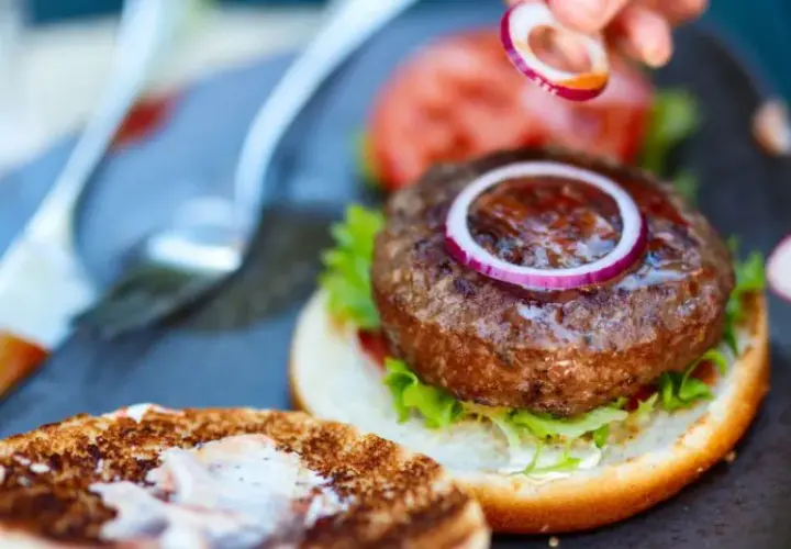 Perfekcyjne burgery domowe: przepis krok po kroku