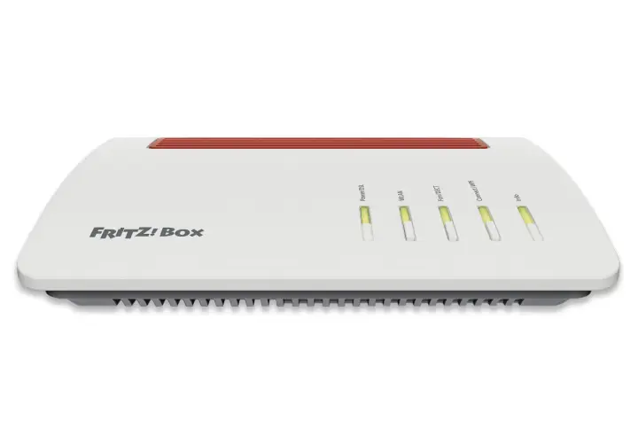 Weiße FRITZ!Box 7590 AX mit roten Lüftungsschlitzen und leuchtenden Status-LEDs für Power/DSL, WLAN, Fon/DECT, Connect/WPS und Info.