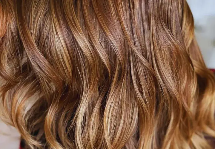 Ondas suaves y brillantes con reflejos en pelo castaño, como si el sol jugara entre los mechones.
