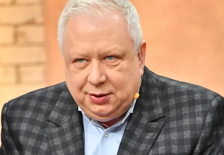 Marek Sierocki, znany z oceny debiutantów, ma siwe włosy i niebieskie oczy.