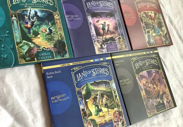 Die Hörbücher der "Land of Stories" Reihe von Chris Colfer in der richtigen land of stories reihenfolge: "Die Suche nach dem Wunschzauber", "Die Rückkehr der Zauberin", "Eine düstere Warnung", "Ein Königreich in Gefahr" und "Die Macht der Geschichten".