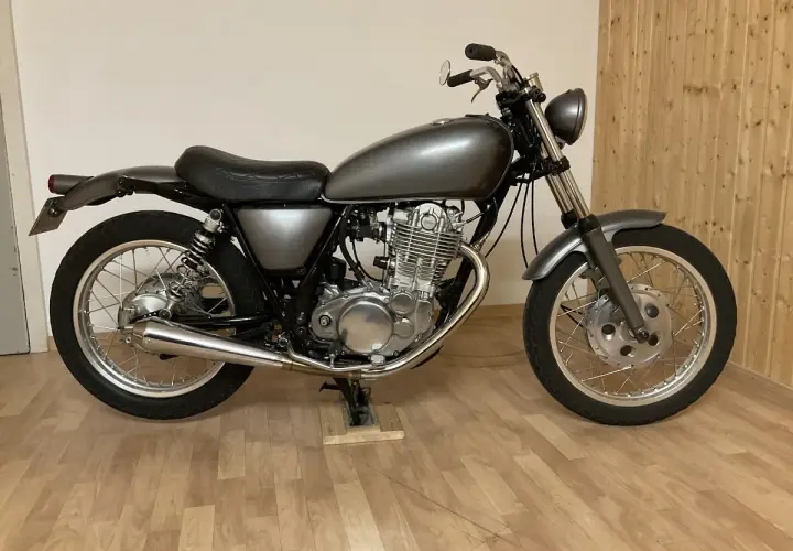 Moto clásica gris lista para aprender como lavar una moto.