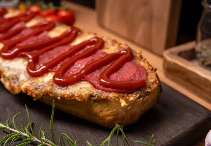 Idealna zapiekanka z salami: Prosty przepis na domowy hit