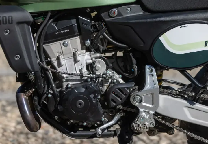 Dettaglio motore Fantic Caballero 500 Rally. Nessun problema visibile, solo la potenza del Bialbero.