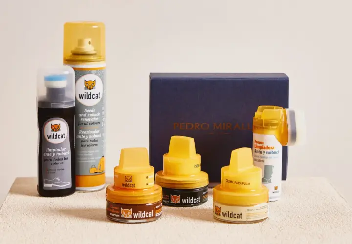 Kit de limpieza para zapatos de piel con manchas: limpiador, renovador y cremas para pulir de la marca Wildcat.