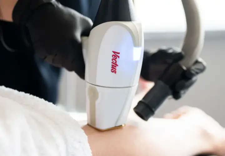 Depilacja laserowa: czy boli? Prawda o bólu i jak go uniknąć