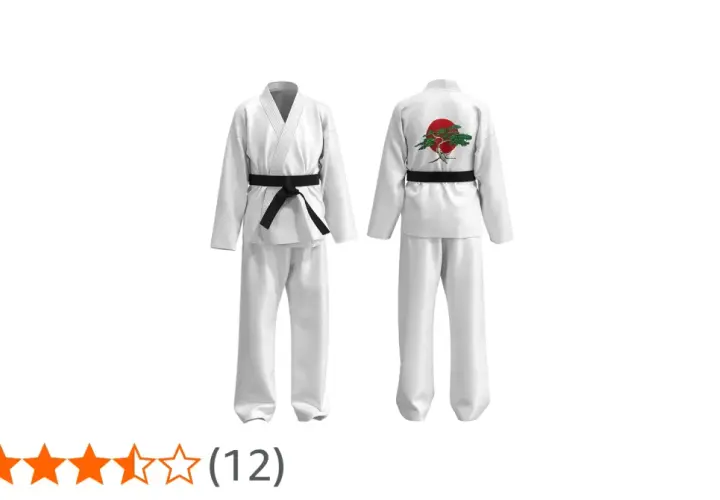 Białe kimono dla dzieci z czarnym pasem i ozdobnym haftem drzewa na tle czerwonego słońca na plecach.