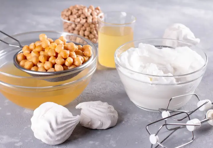 Czy warto stosować zamienniki białka jaja (aquafaba) w drinkach wegańskich? Na zdjęciu ciecierzyca, aquafaba i ubita pianka.