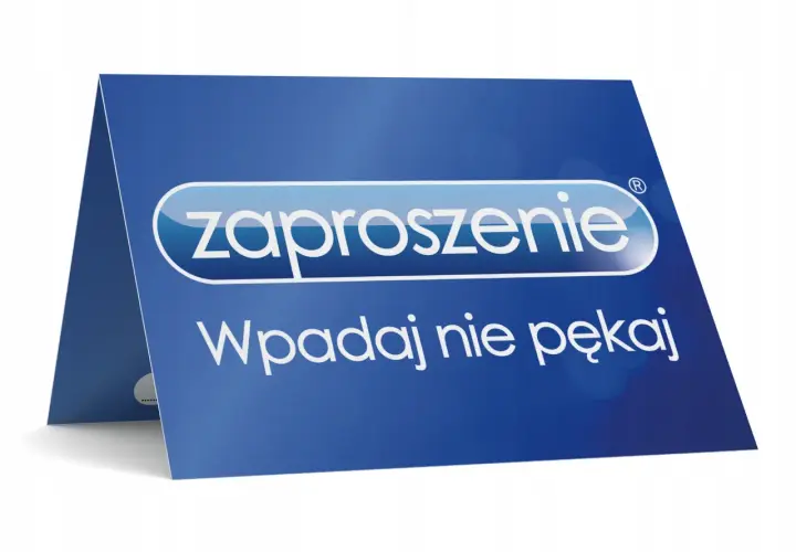 Niebieska kartka z napisem "Zaproszenie" i "Wpadaj nie pękaj".