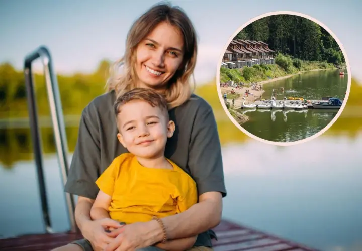 Uśmiechnięta mama z synkiem na pomoście. W tle jezioro z łódkami i domkami, idealne na wakacje z bonem turystycznym 2026.