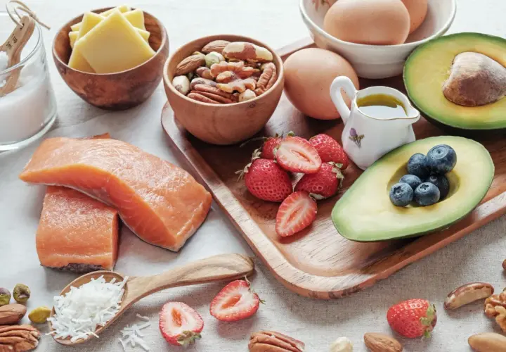 Łosoś, awokado, jajka, orzechy, jagody i truskawki – składniki diety low carb co to jest? Zdrowa żywność.