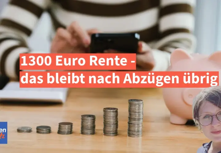 1300 Euro Rente – das bleibt nach Abzügen übrig. Münzstapel und Sparschwein deuten auf finanzielle Planung hin.
