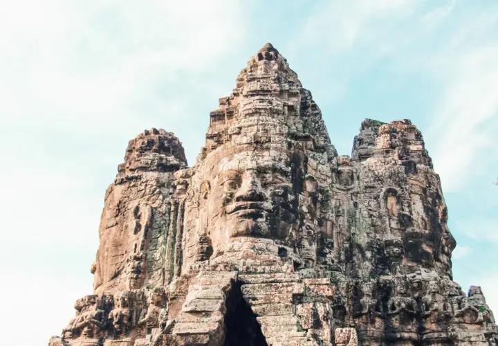 Kamodża co zobaczyć: monumentalna kamienna twarz na bramie świątyni Bayon w Angkor.