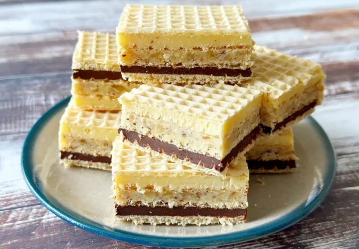 Stary przepis na wafle z kremem czekoladowym i orzechami. Pyszne, domowe ciasto.