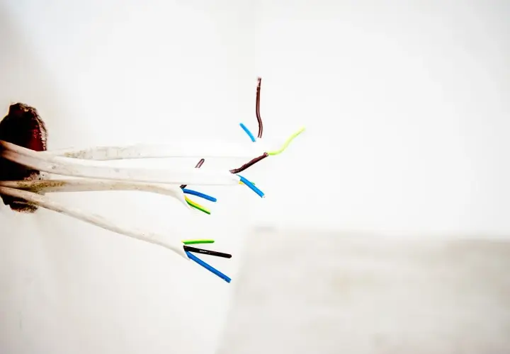 Jak znaleźć kable w ścianie i uniknąć niebezpieczeństwa podczas wiercenia