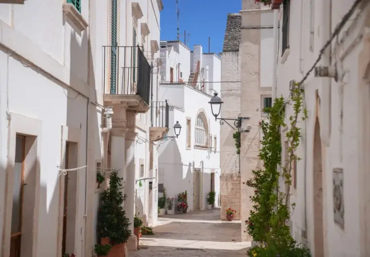 Charming white alleyway in Puglia, perfect for finding where to stay in Puglia as a base.