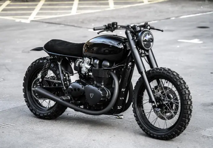 Elegante moto negra customizada, lista para la aventura. Su diseño evoca la búsqueda de la equivalencia neumáticos moto perfecta para cualquier terreno.