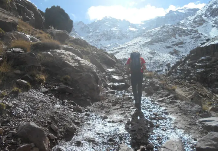 Senderismo en el Toubkal, la dificultad se nota en el camino rocoso y mojado.