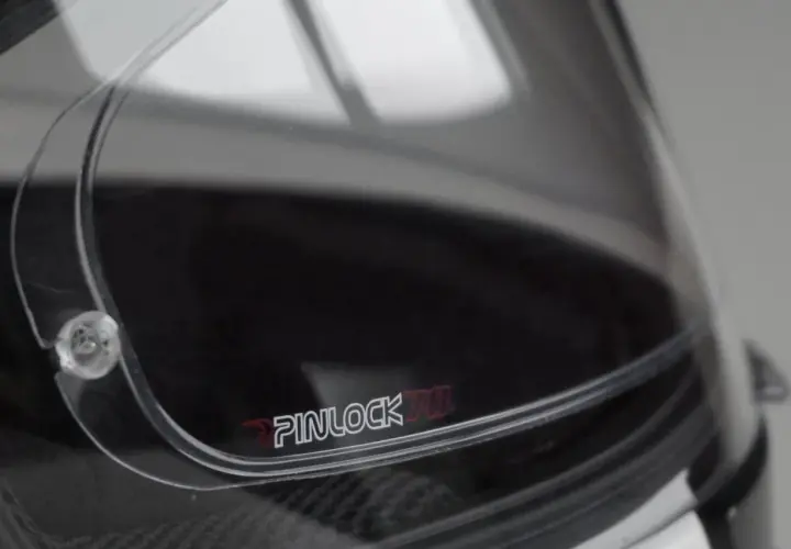 Visor de casco de moto con logo Pinlock 70. Ideal para evitar el empañamiento y mejorar la visibilidad en cualquier condición climática.
