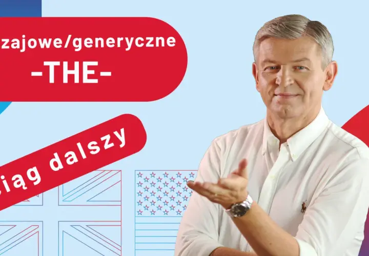 Mężczyzna w białej koszuli wyjaśnia "rodzajowe/generyczne -THE-" i "ciąg dalszy" na tle flag Wielkiej Brytanii i USA.