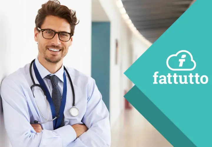 Medico sorridente con stetoscopio, pronto a emettere fattura o ricevuta. Il logo "fattutto" suggerisce la gestione semplificata delle pratiche.