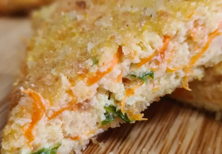 Cotolette di zucca in friggitrice ad aria, dorate e croccanti, con un ripieno morbido e colorato di carote e prezzemolo.