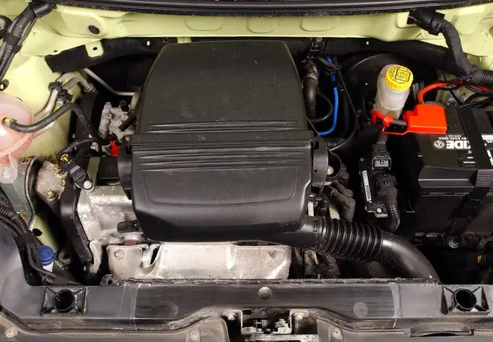 Silnik fiat panda 2, widok z góry. Widać akumulator, zbiorniczek płynu hamulcowego i osłonę silnika.