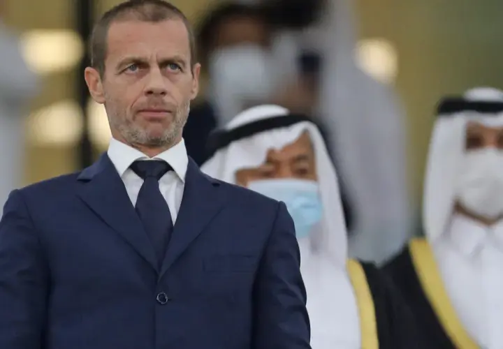 Aleksander Čeferin, prezydent UEFA, w granatowym garniturze, z uwagą obserwuje wydarzenia.