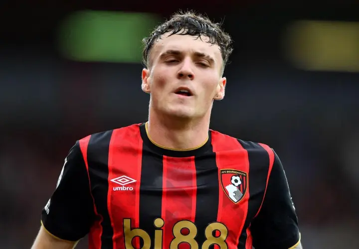 Piłkarz AFC Bournemouth w czerwono-czarnej koszulce, gotowy na kolejne bournemouth transfery.