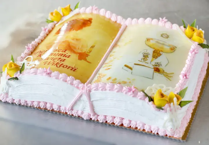 Idealny tort na Komunię: Przepis, dekoracje i porady krok po kroku