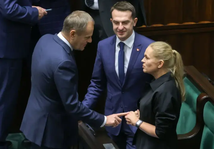 Donald Tusk i inni politycy Platformy Obywatelskiej dyskutują w Sejmie.