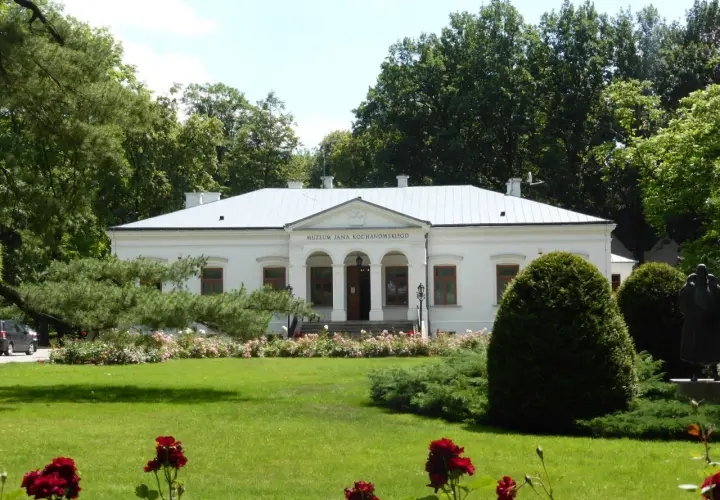 Muzeum Jana Kochanowskiego w Czarnolesie, otoczone zielenią i kwitnącymi różami, to jedna z głównych atrakcji tego miejsca.