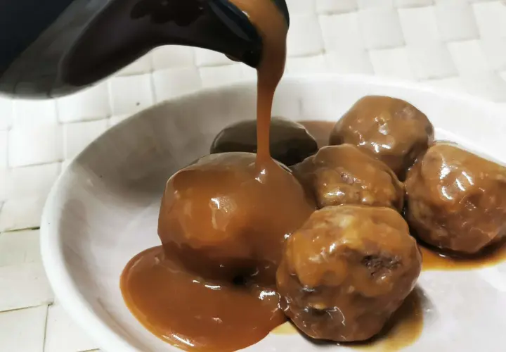 Albóndigas cubiertas con una rica salsa española, listas para ser disfrutadas.