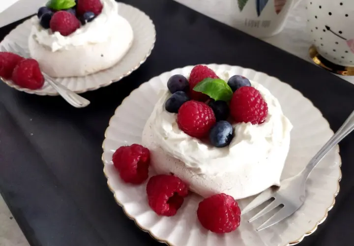 Pavlova z truskawkami – jak zrobić krok po kroku pyszny deser