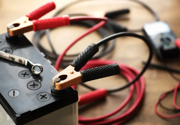 Czy prostownik może rozładować akumulator? Sprawdź, zanim użyjesz