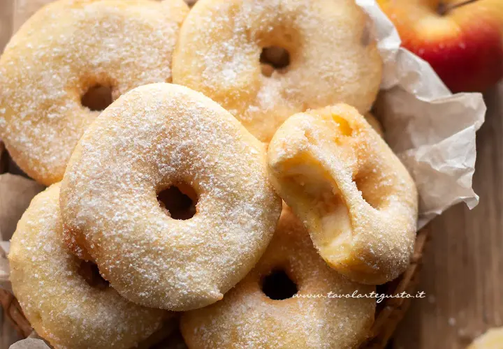 Frittelle di mele della nonna, dorate e cosparse di zucchero a velo, invitano a un morso goloso.