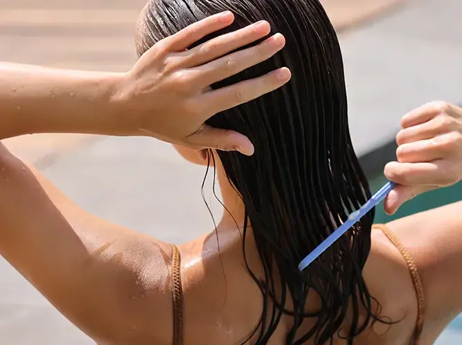 Zdrowe włosy od nasady: Jak prawidłowo używać peeling do głowy?
